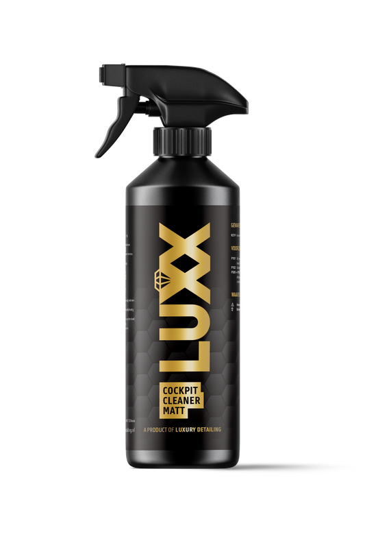 LUXX Cockpit Cleaner Matt mockup – productafbeelding van matte interieurreiniger voor dashboard en kunststof