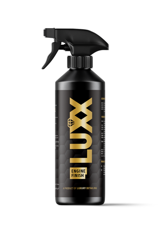 LUXX Engine Finish mockup – productafbeelding van motorruimte beschermer en kunststofdressing