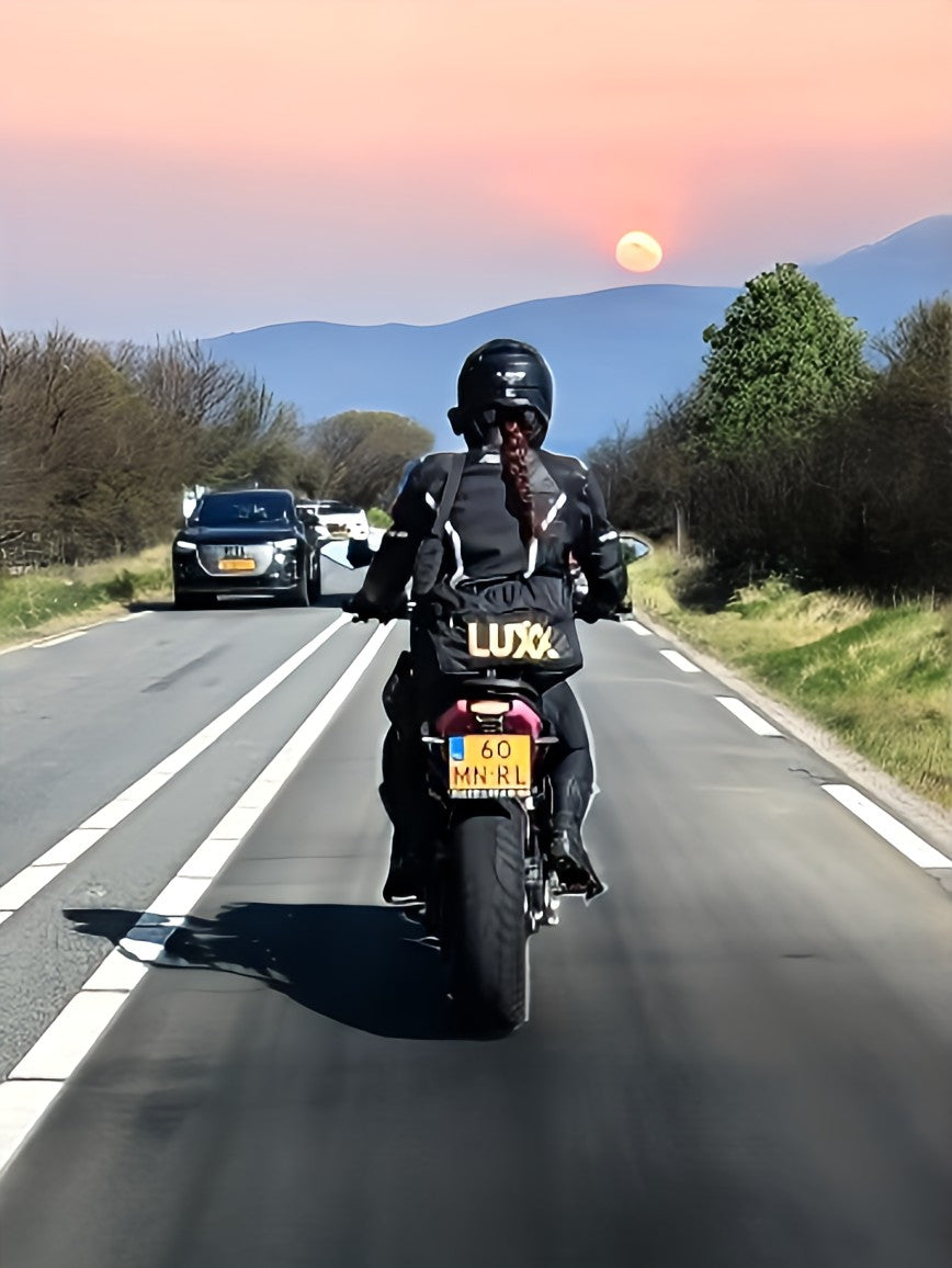 Model op motor met LUXX detailing tas – lifestylefoto van Luxury Detailing